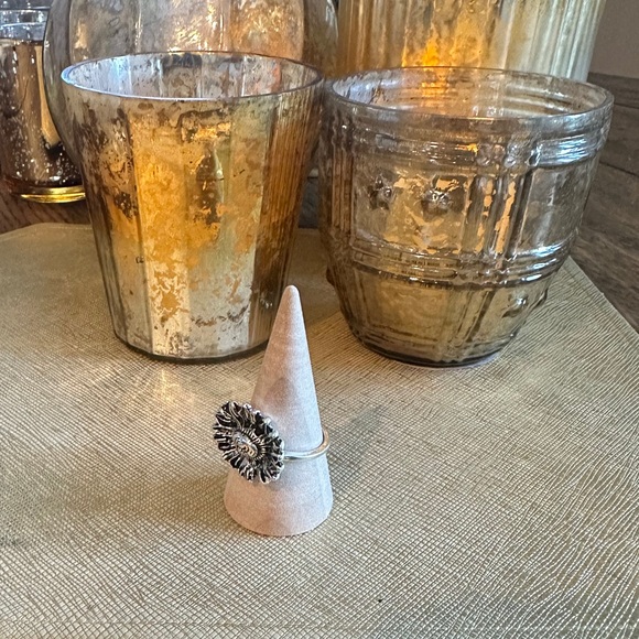 *FREE GIFT GIVEAWAY* NEW ring
size 6
Mix and match
silvery, vintage look - Picture 2 of 2